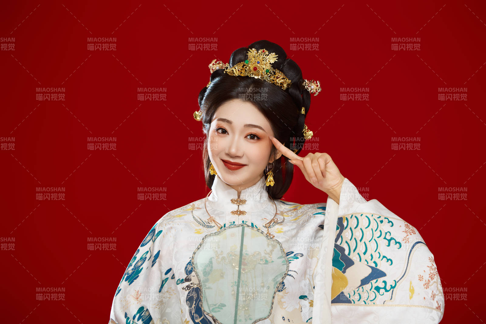 红色背景下穿着中国明朝明制汉服服饰的少女图片