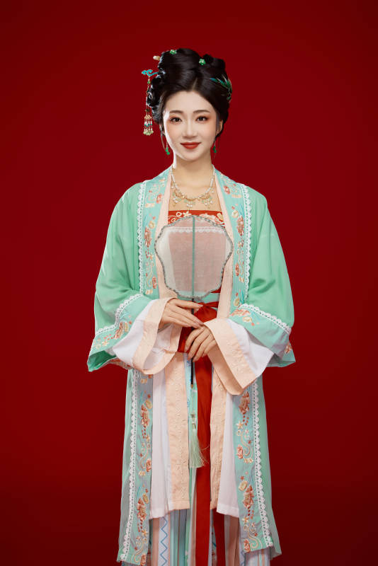 红色背景下穿着南北宋朝汉服的少女图片