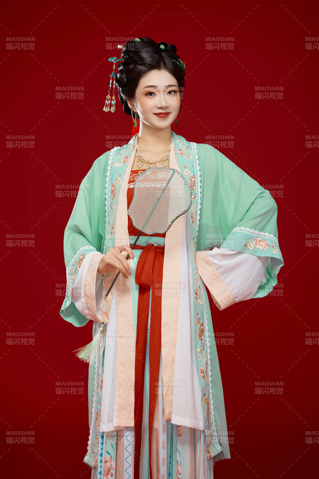 红色背景下穿着南北宋朝汉服的少女图片