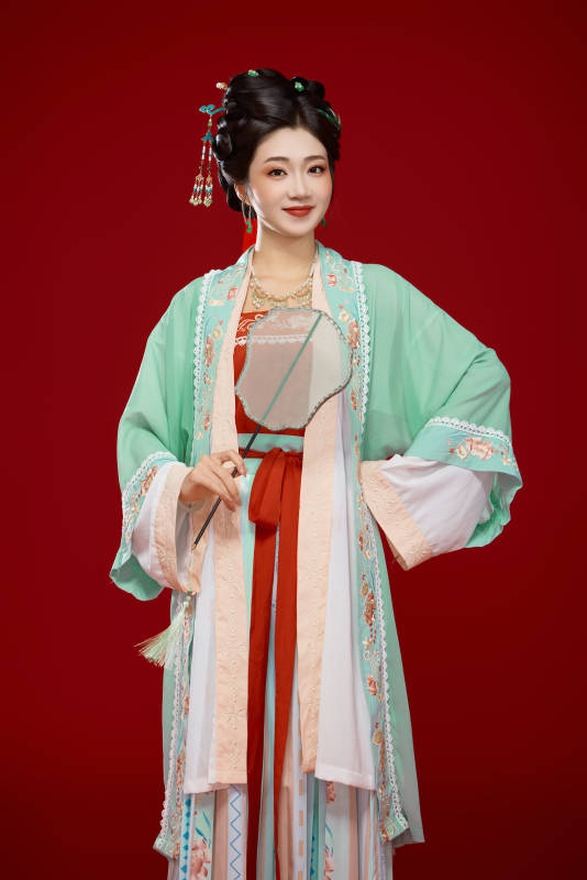 红色背景下穿着南北宋朝汉服的少女图片