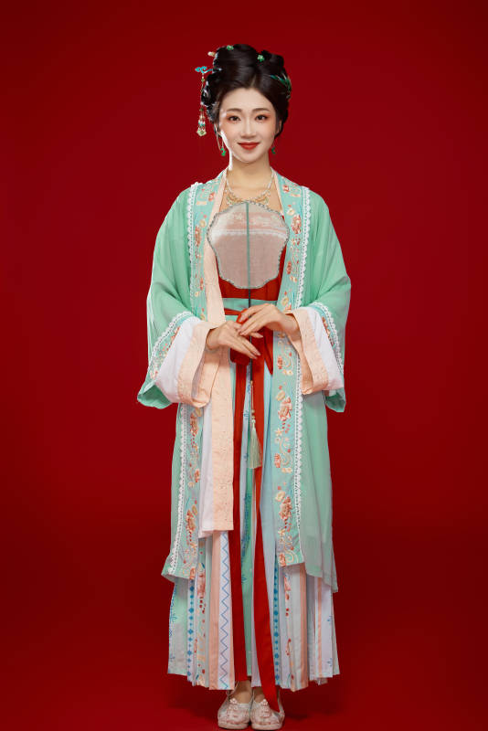红色背景下穿着南北宋朝汉服的少女图片