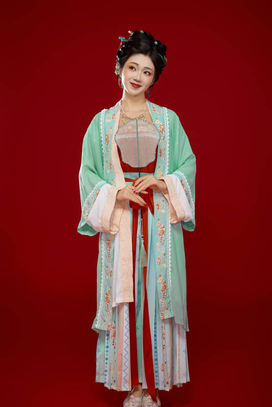 红色背景下穿着南北宋朝汉服的少女图片
