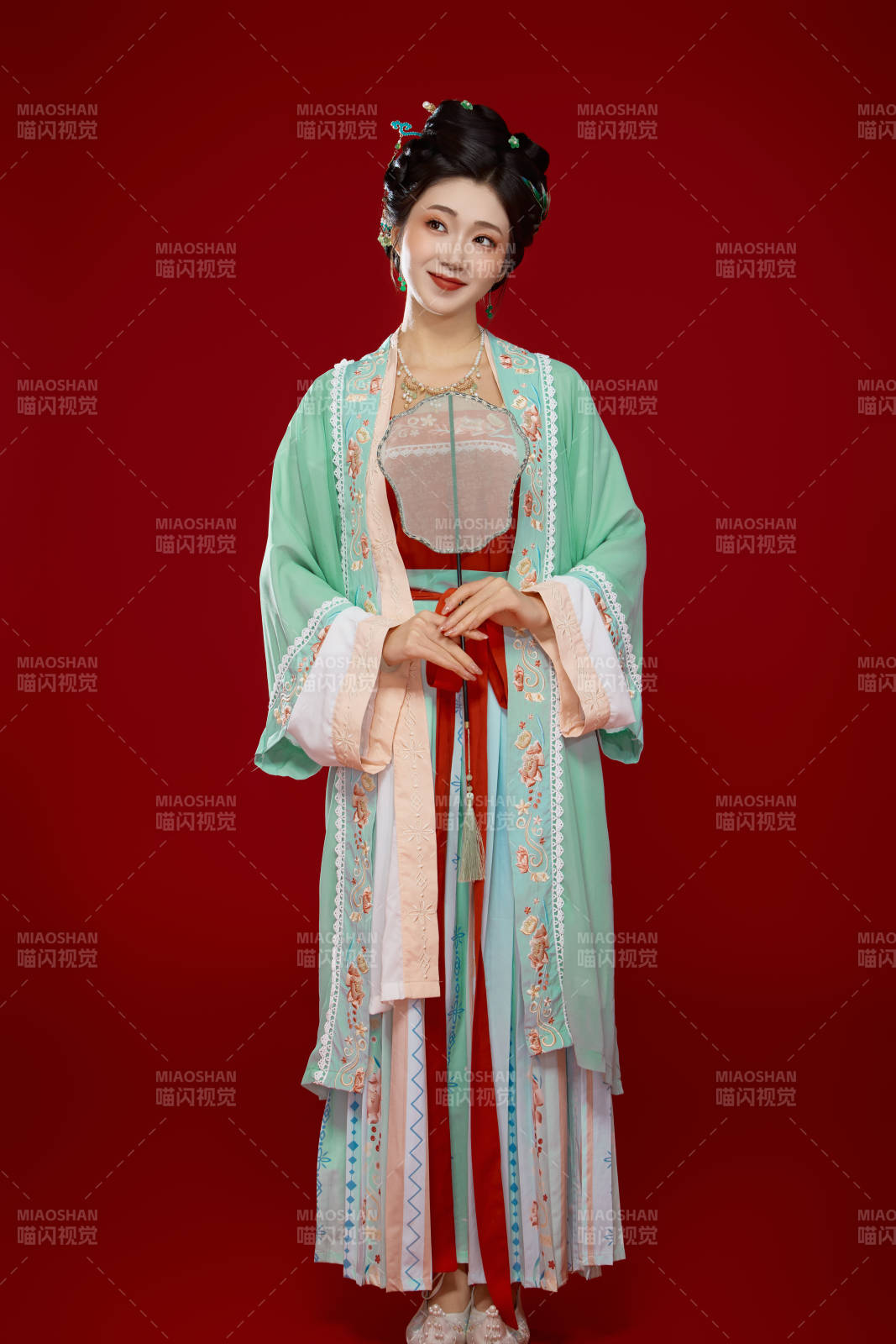 红色背景下穿着南北宋朝汉服的少女图片