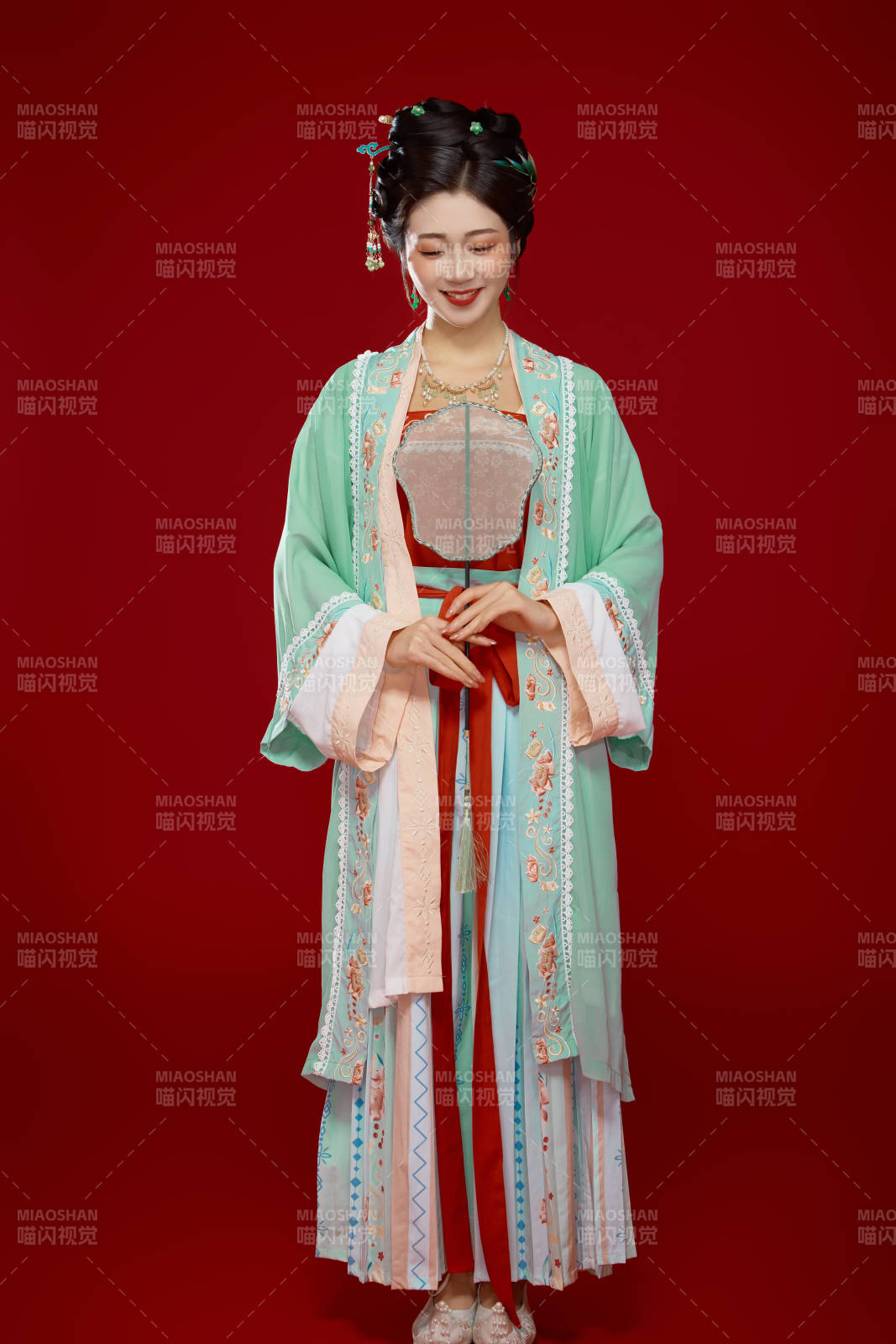 红色背景下穿着南北宋朝汉服的少女图片