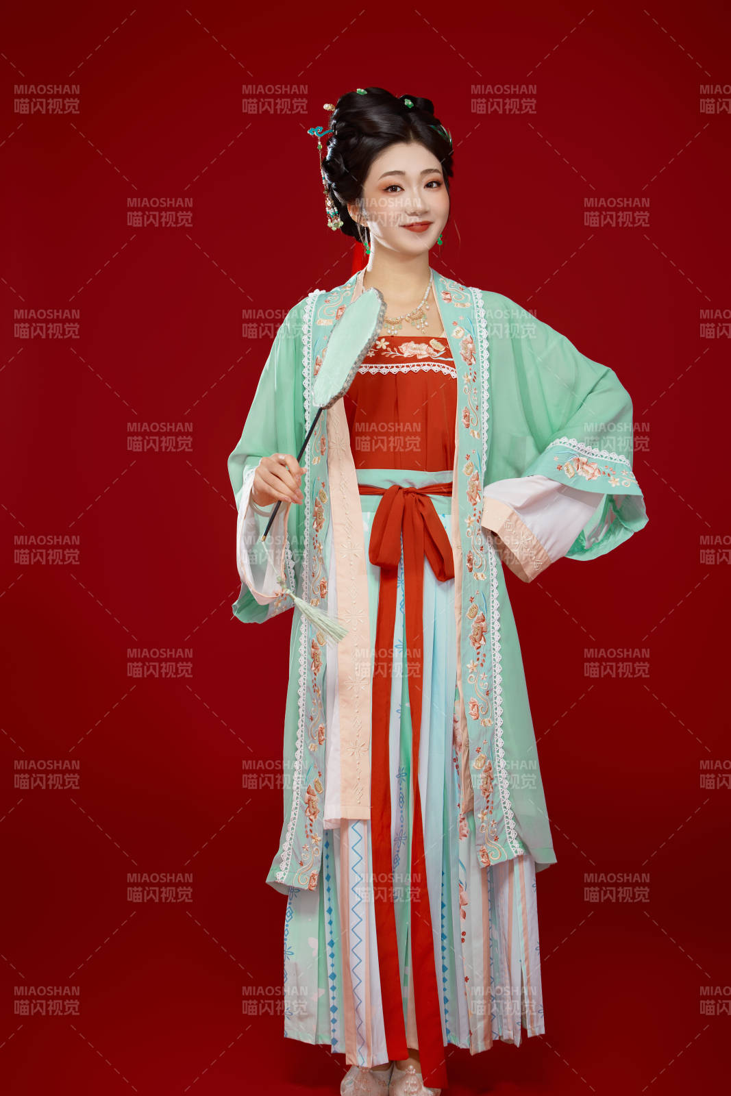 红色背景下穿着南北宋朝汉服的少女图片