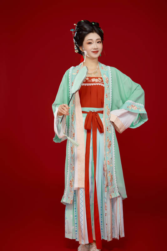 红色背景下穿着南北宋朝汉服的少女图片