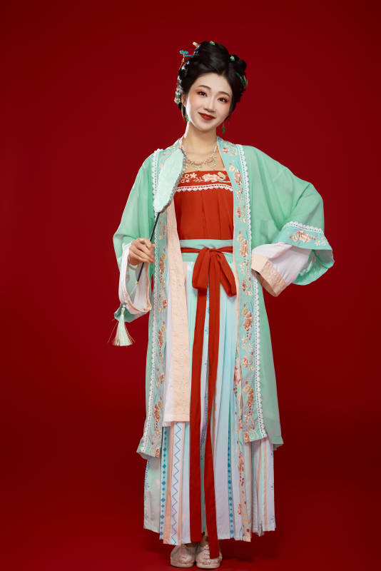 红色背景下穿着南北宋朝汉服的少女图片