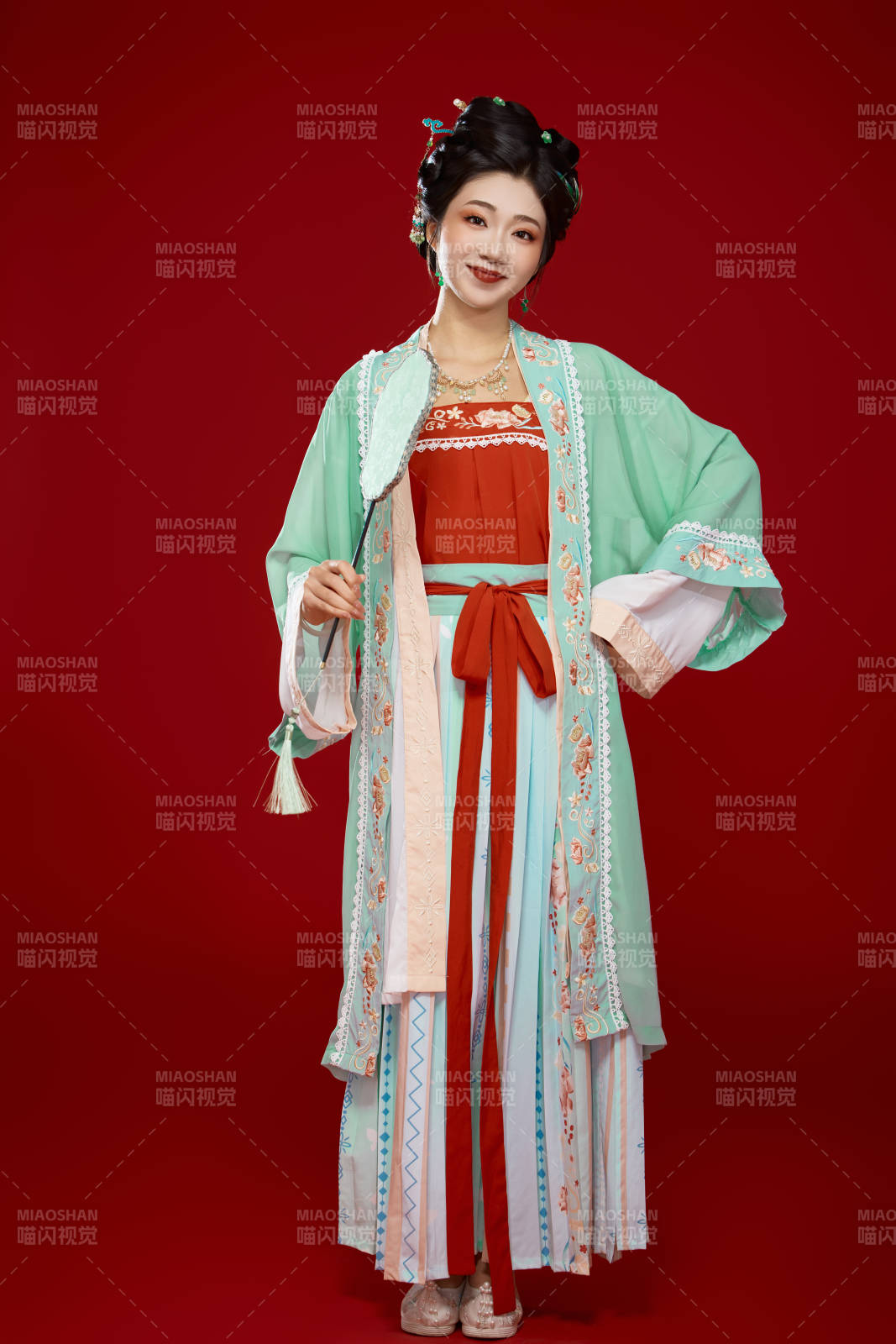 红色背景下穿着南北宋朝汉服的少女图片