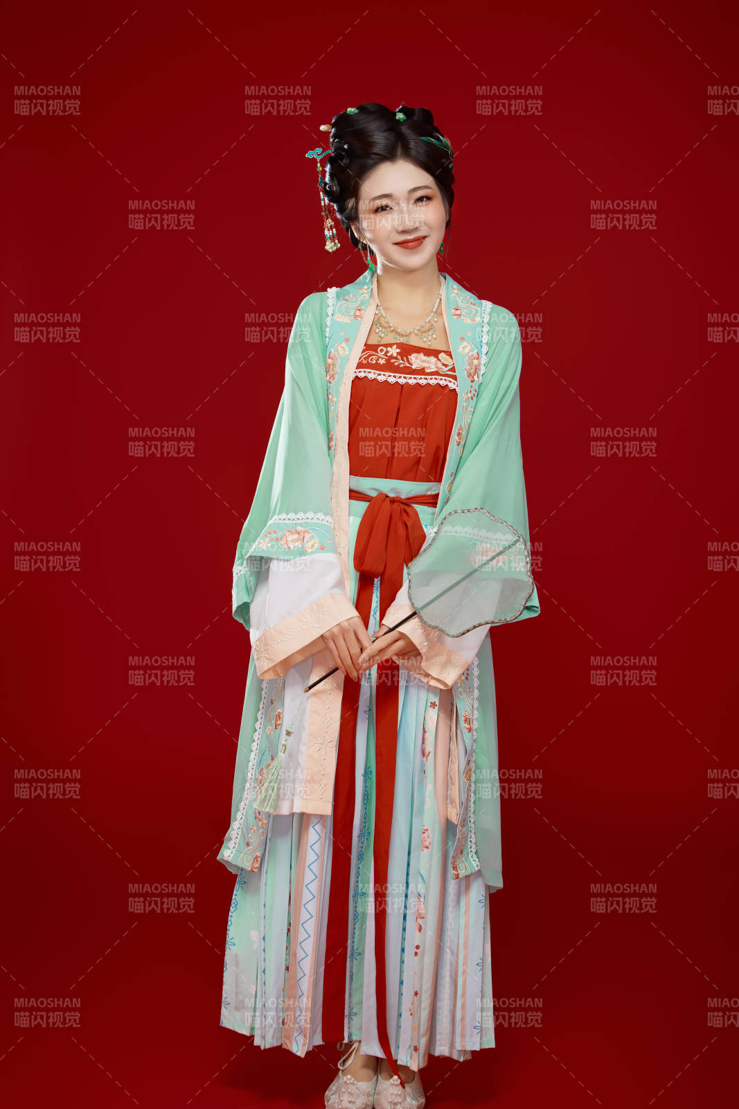 红色背景下穿着南北宋朝汉服的少女图片