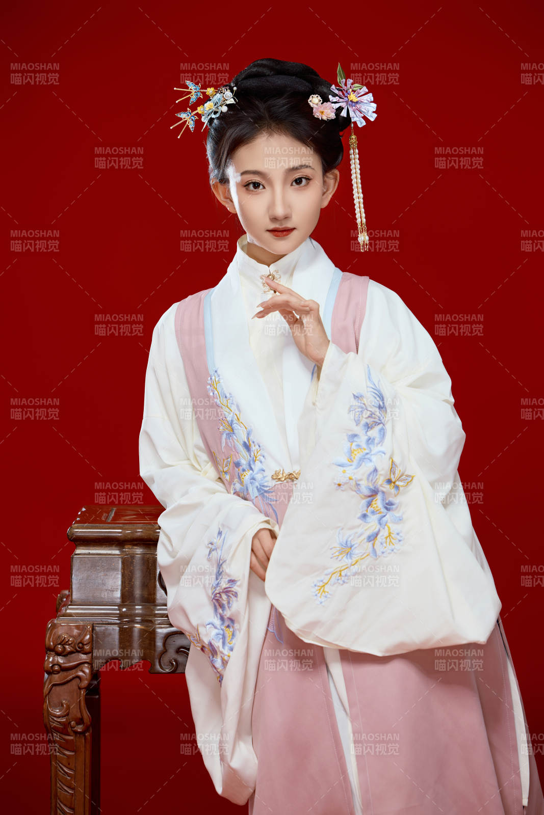 红色背景下穿着中国明朝明制汉服服饰的少女图片