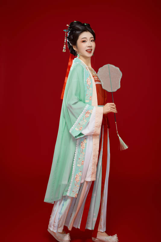 红色背景下穿着南北宋朝汉服的少女图片
