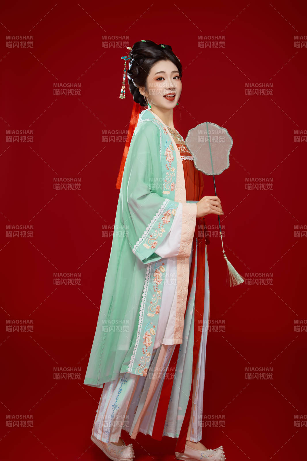 红色背景下穿着南北宋朝汉服的少女图片