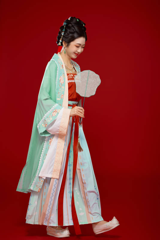 红色背景下穿着南北宋朝汉服的少女图片
