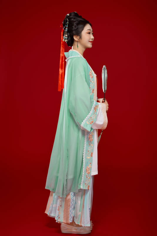 红色背景下穿着南北宋朝汉服的少女图片