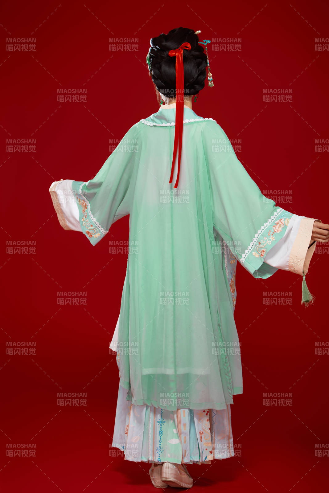 红色背景下穿着南北宋朝汉服的少女图片