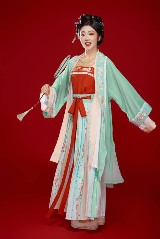 红色背景下穿着南北宋朝汉服的少女图片