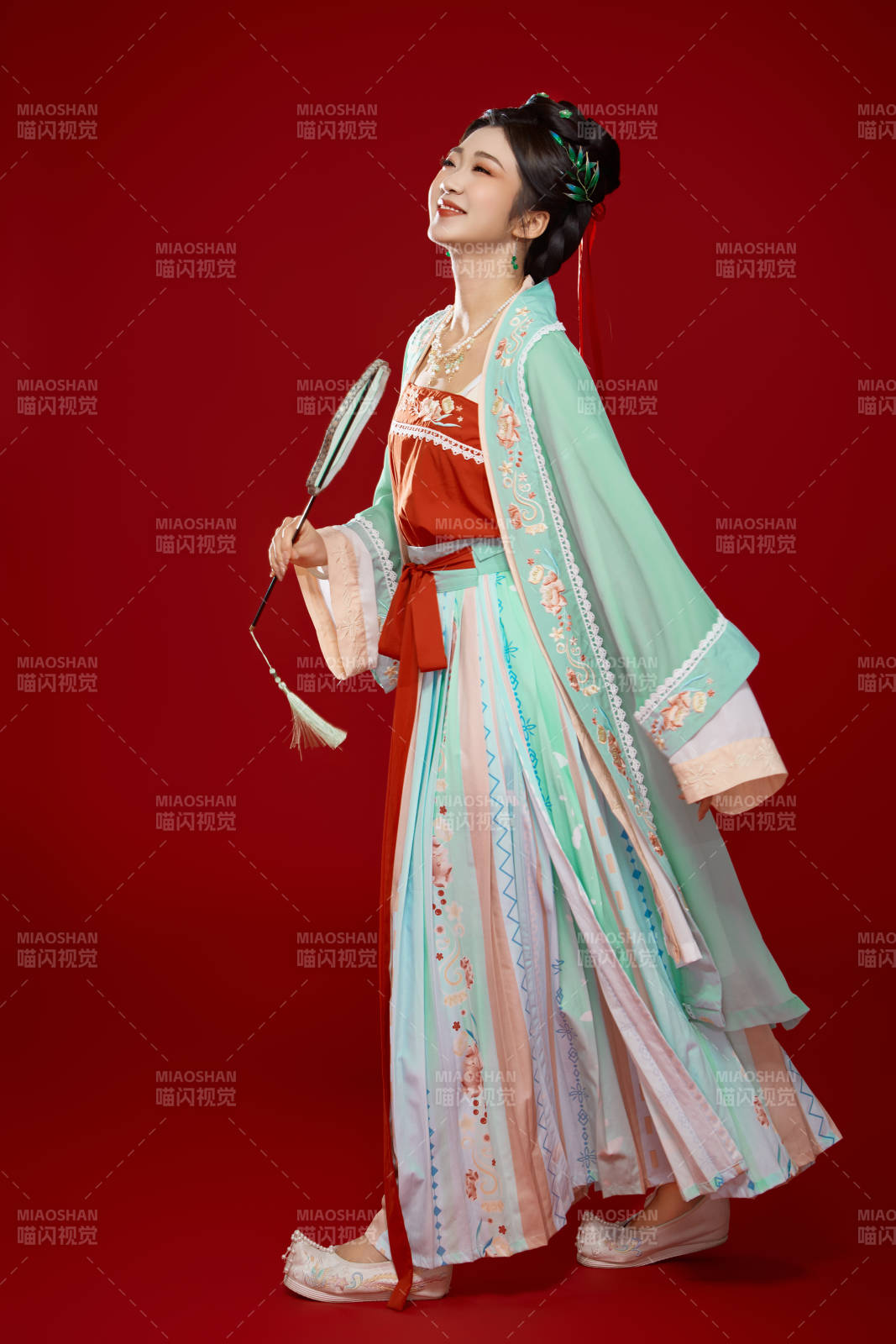 红色背景下穿着南北宋朝汉服的少女图片