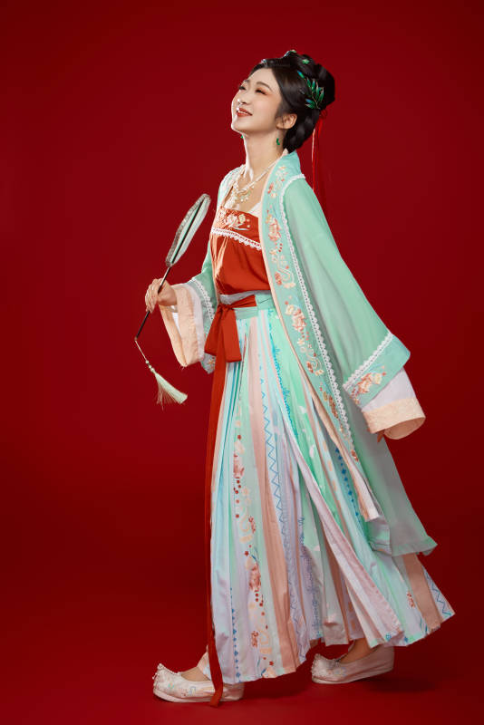 红色背景下穿着南北宋朝汉服的少女图片