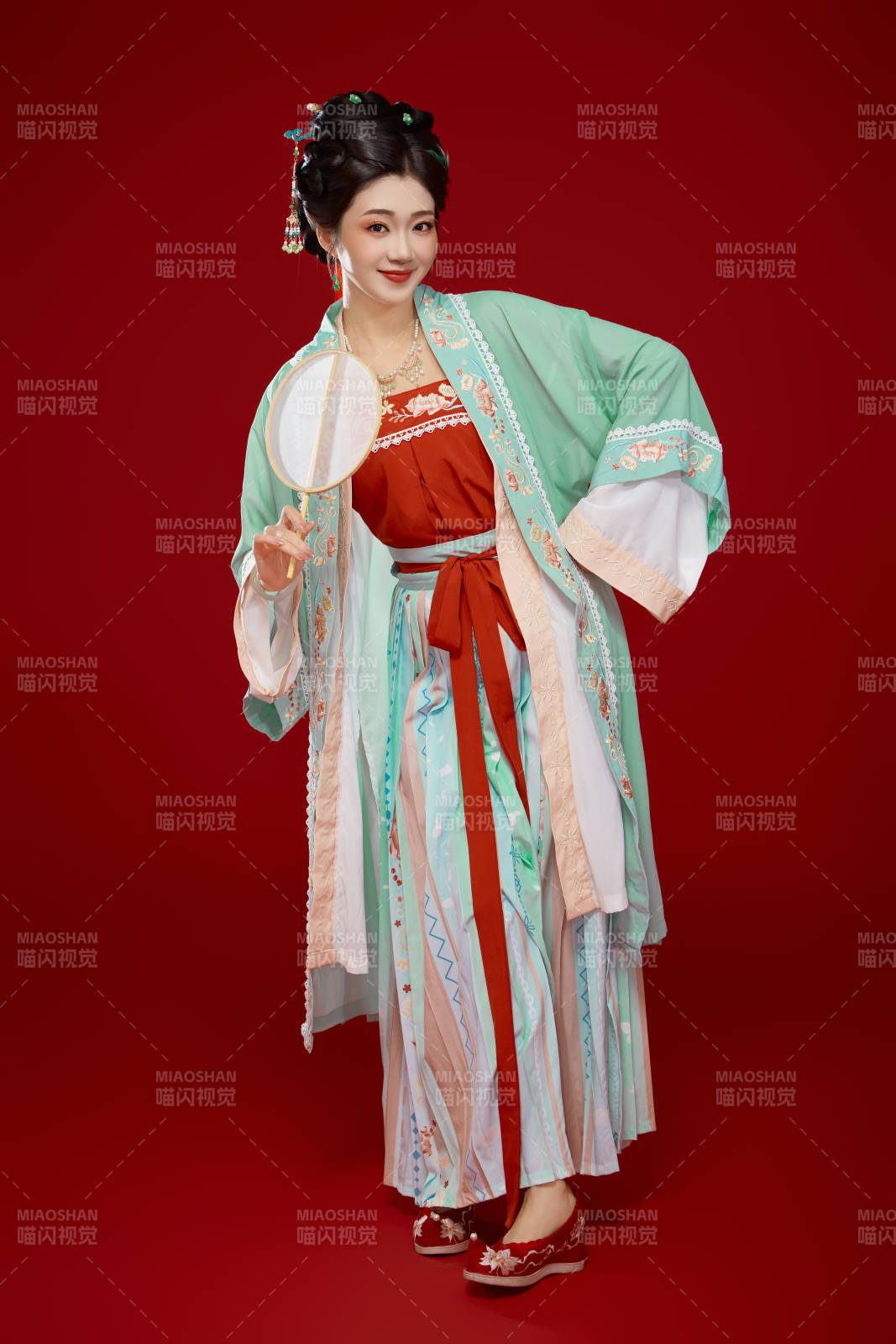 红色背景下穿着南北宋朝汉服的少女图片