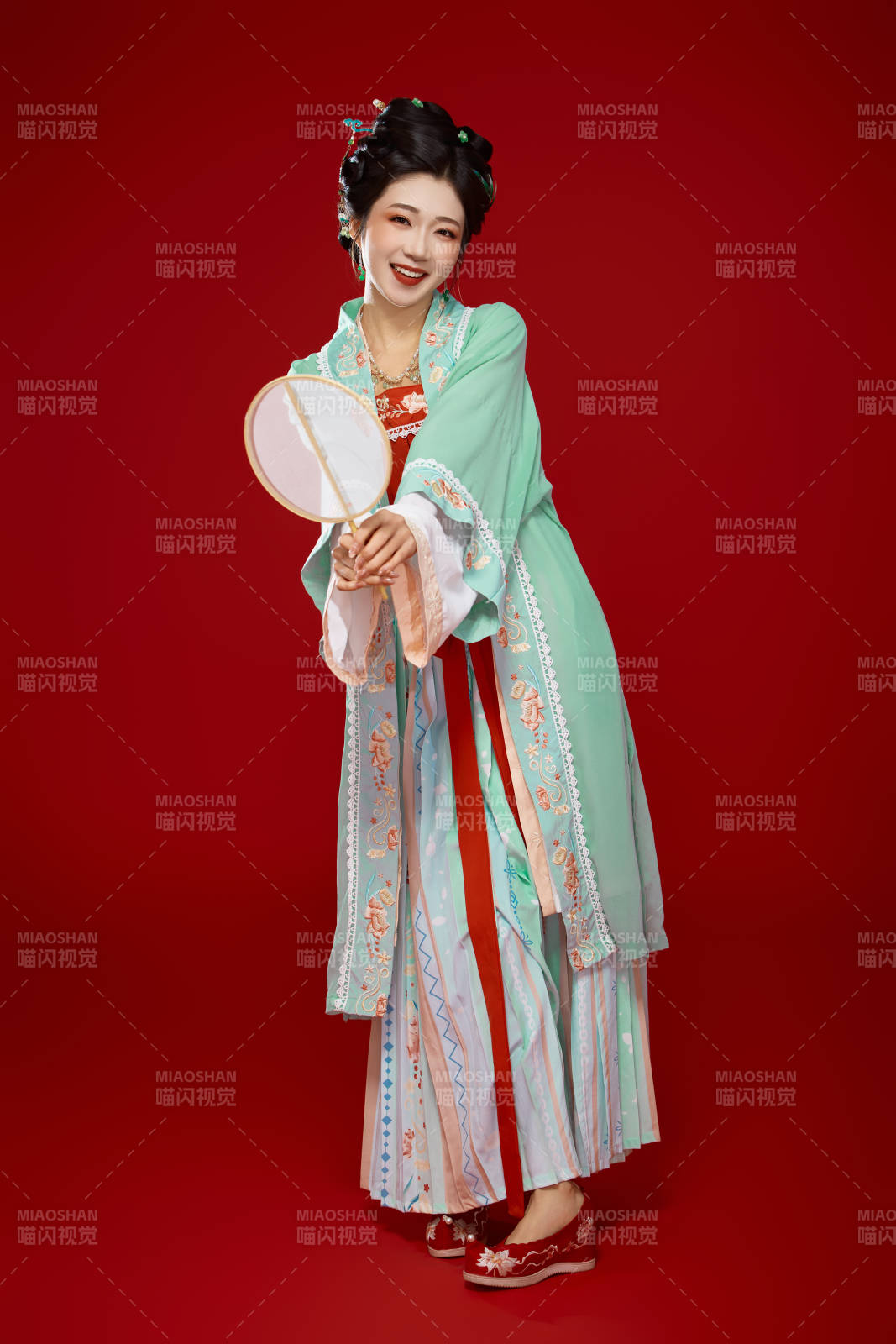 红色背景下穿着南北宋朝汉服的少女图片