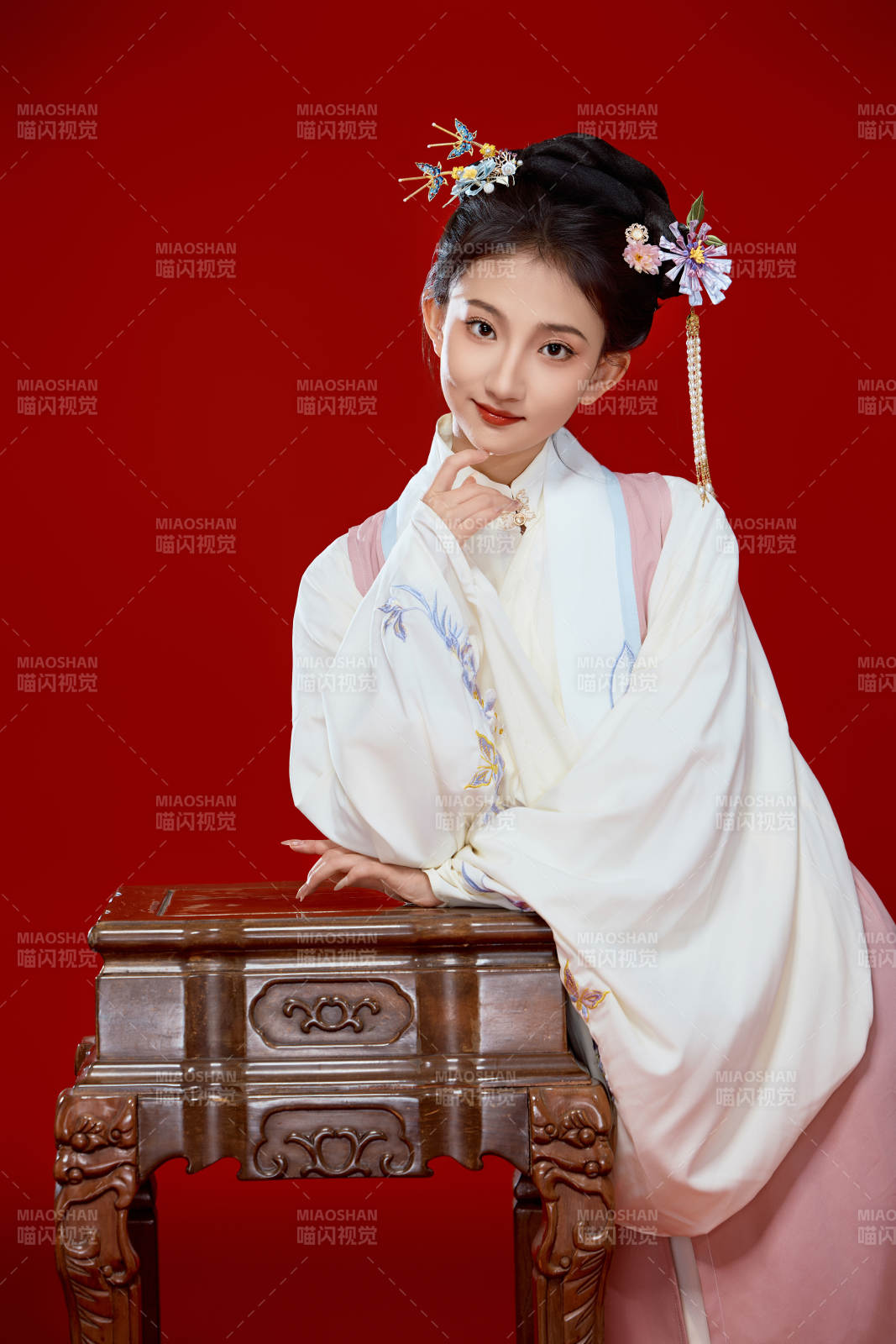 红色背景下穿着中国明朝明制汉服服饰的少女图片