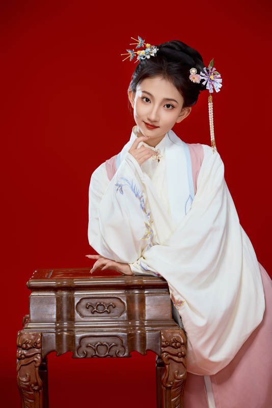 红色背景下穿着中国明朝明制汉服服饰的少女图片