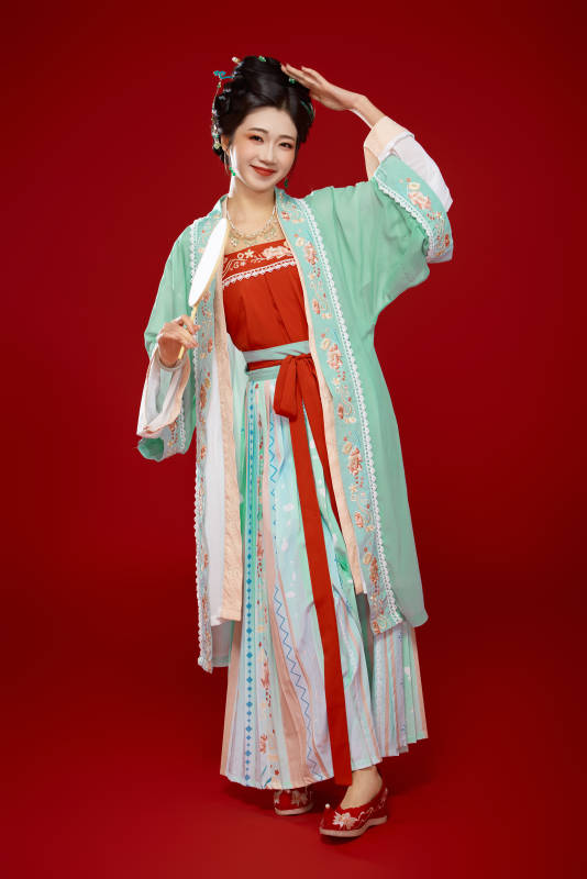 红色背景下穿着南北宋朝汉服的少女图片