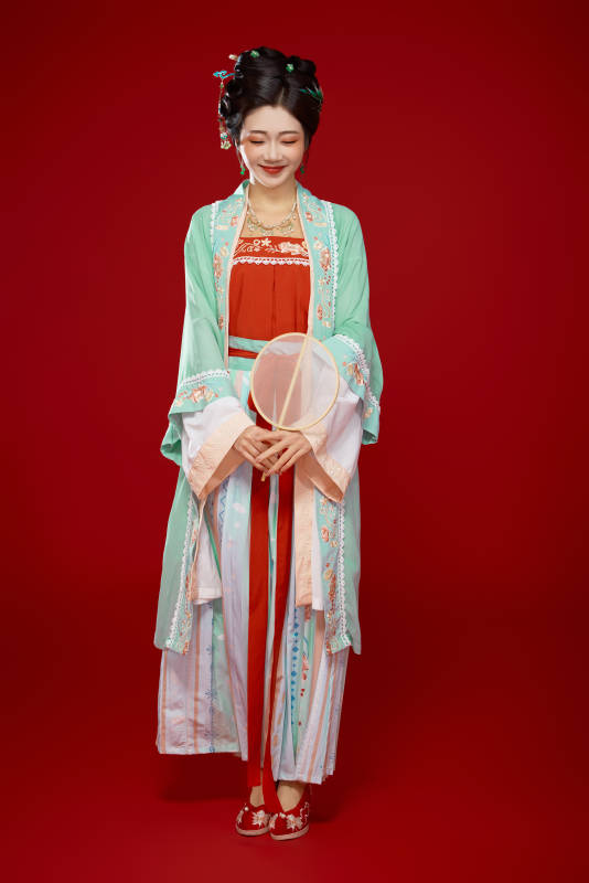 红色背景下穿着南北宋朝汉服的少女图片