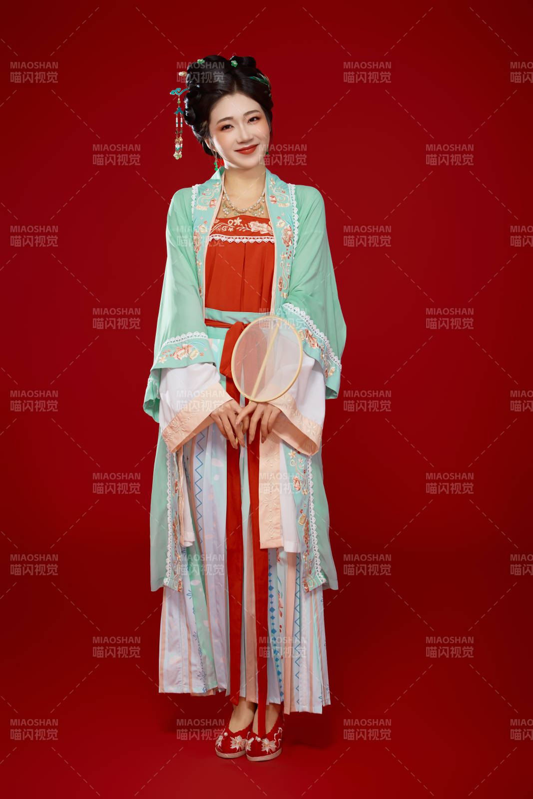 红色背景下穿着南北宋朝汉服的少女图片