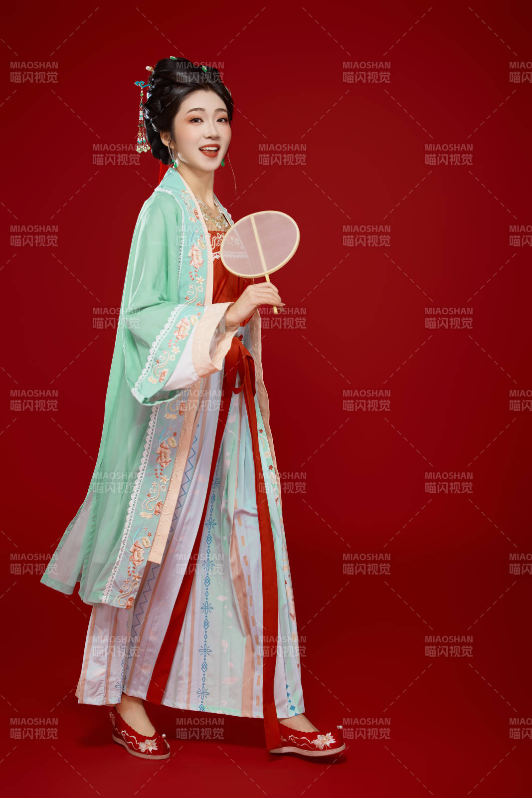 红色背景下穿着南北宋朝汉服的少女图片