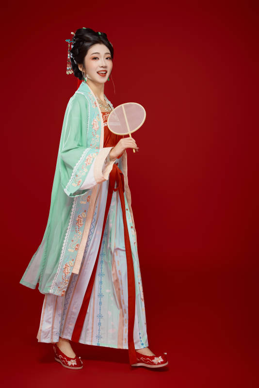 红色背景下穿着南北宋朝汉服的少女图片