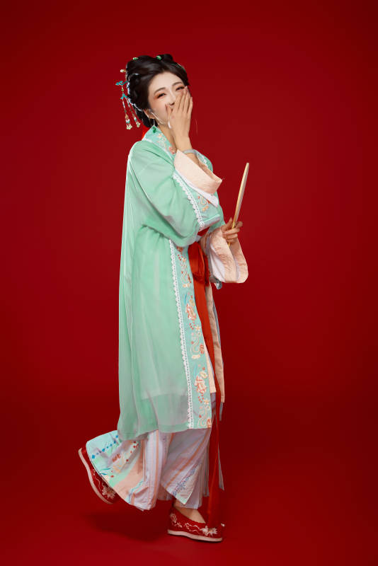红色背景下穿着南北宋朝汉服的少女图片