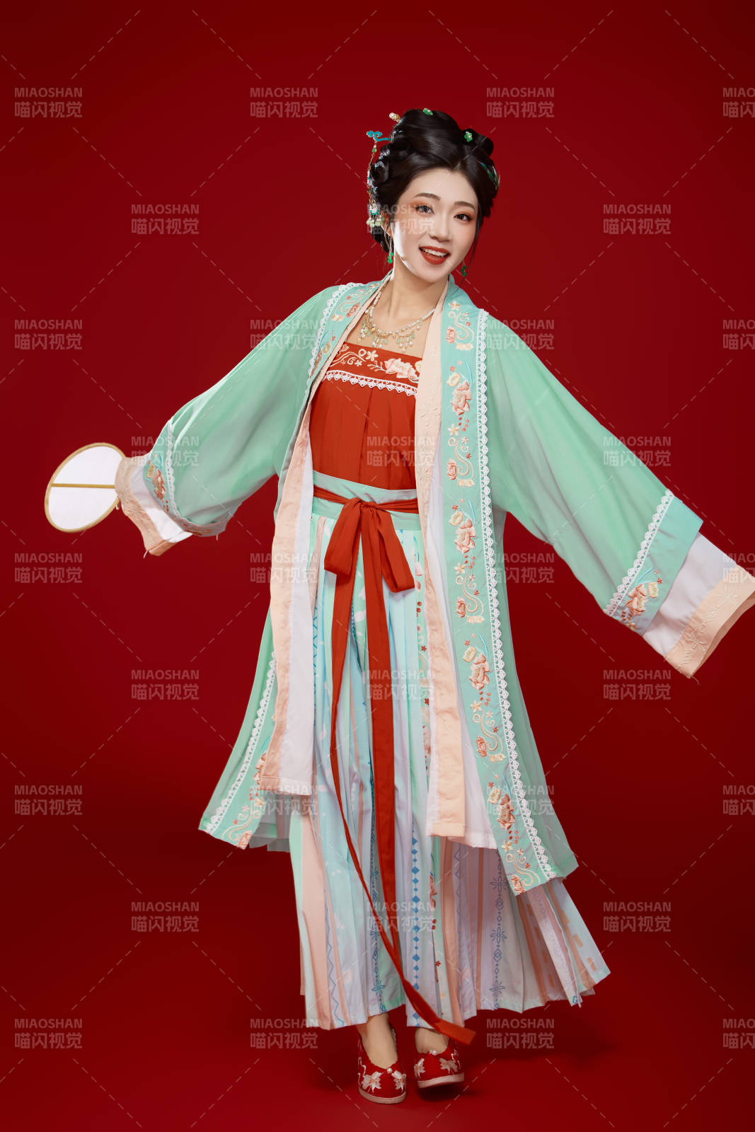 红色背景下穿着南北宋朝汉服的少女图片