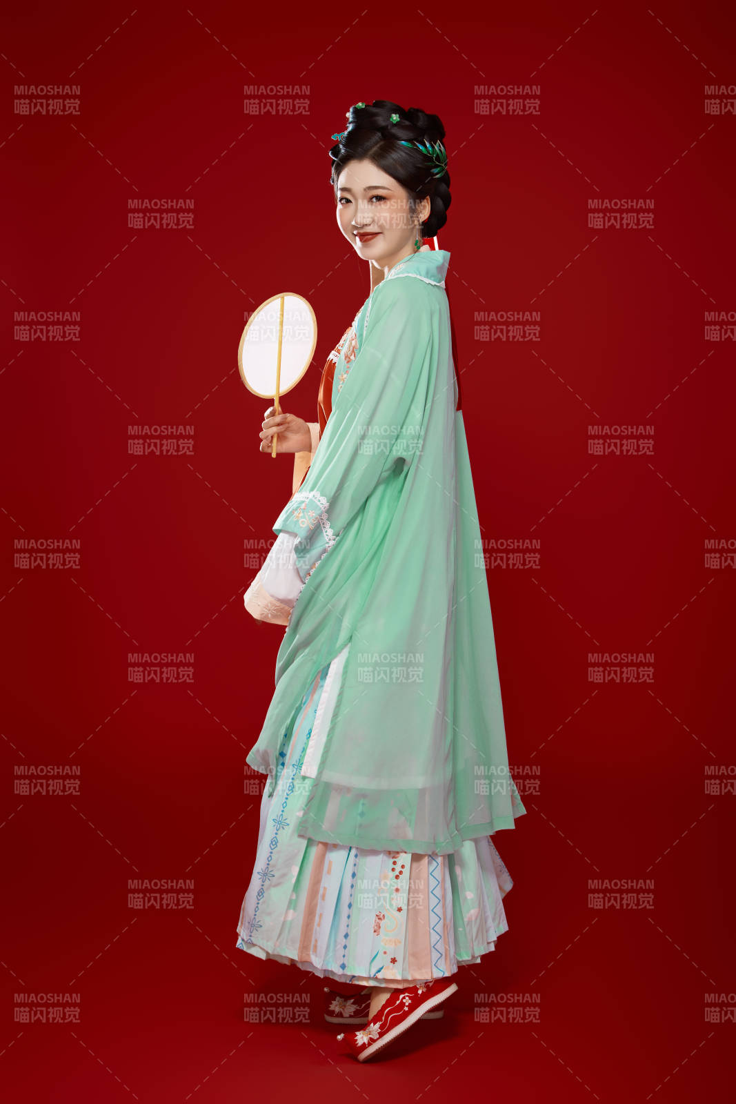 红色背景下穿着南北宋朝汉服的少女图片