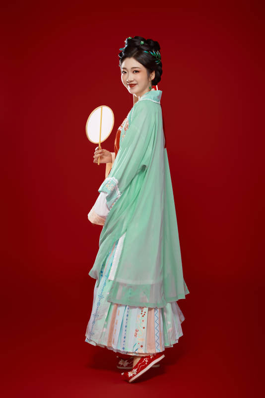 红色背景下穿着南北宋朝汉服的少女图片