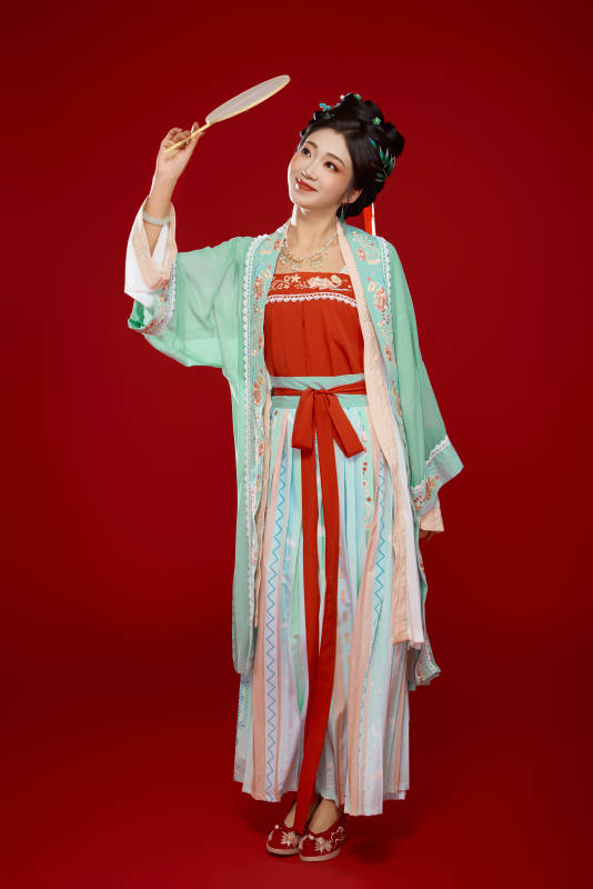 红色背景下穿着南北宋朝汉服的少女图片