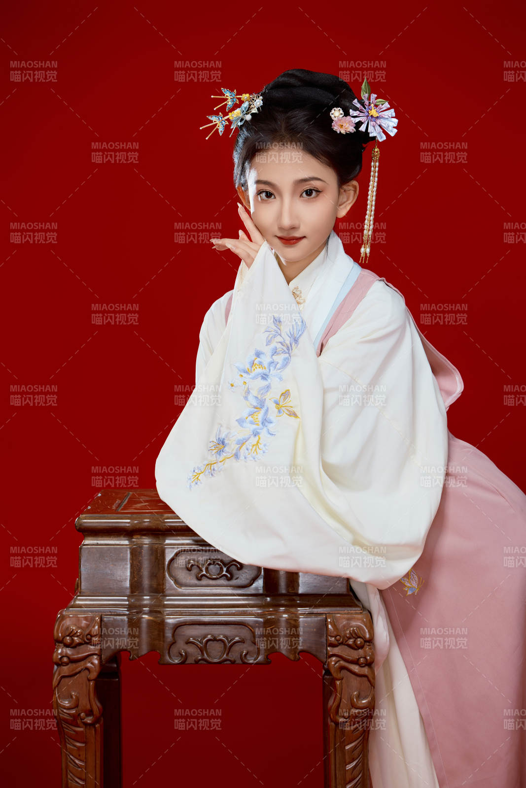 红色背景下穿着中国明朝明制汉服服饰的少女图片