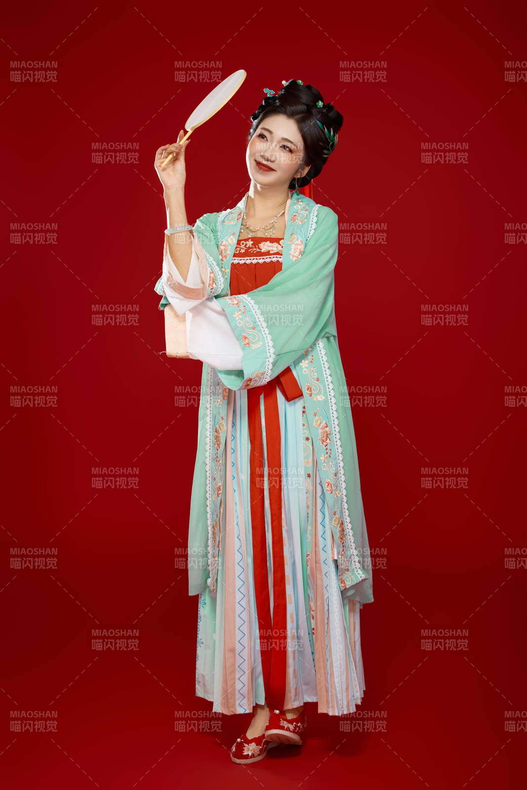 红色背景下穿着南北宋朝汉服的少女图片