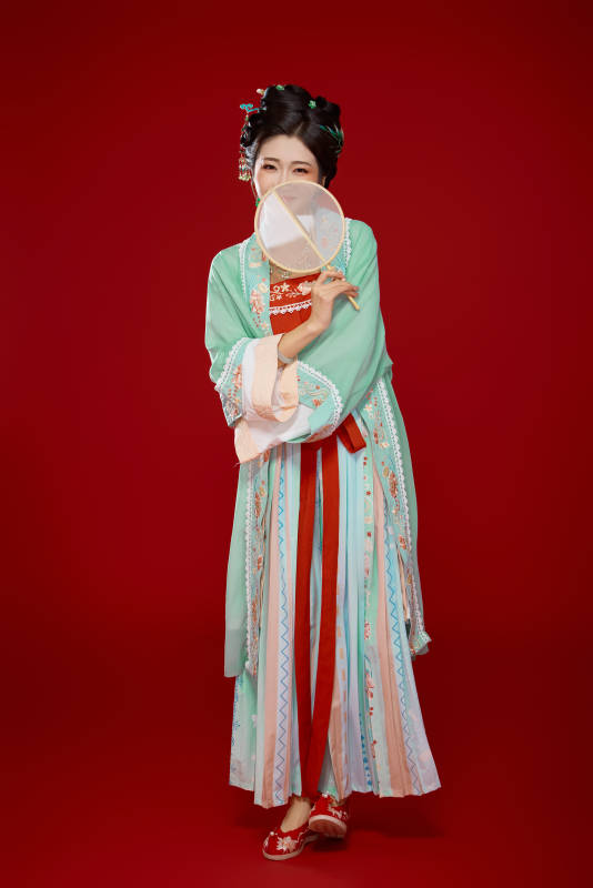 红色背景下穿着南北宋朝汉服的少女图片