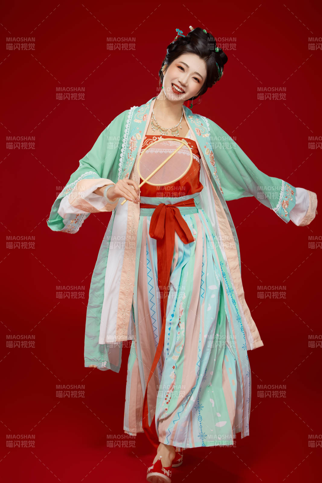 红色背景下穿着南北宋朝汉服的少女图片