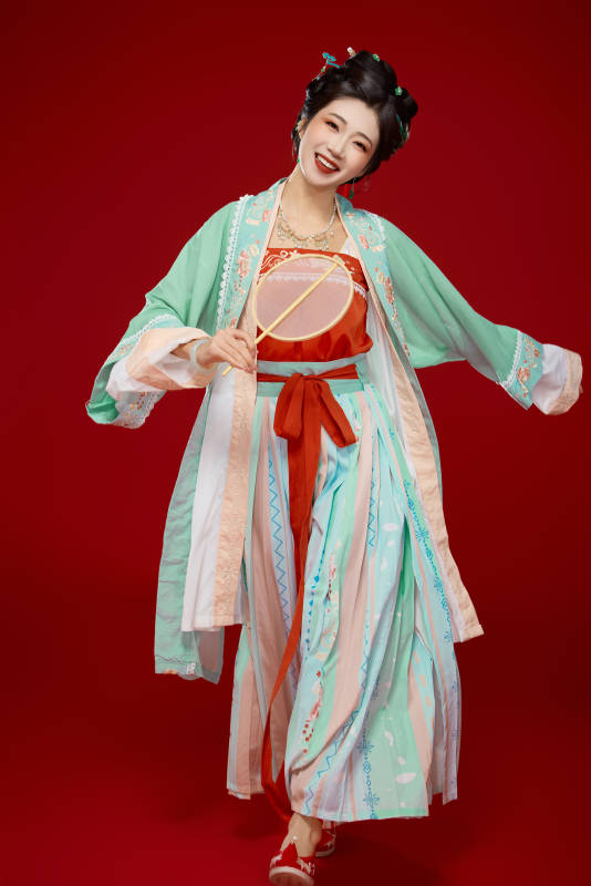 红色背景下穿着南北宋朝汉服的少女图片