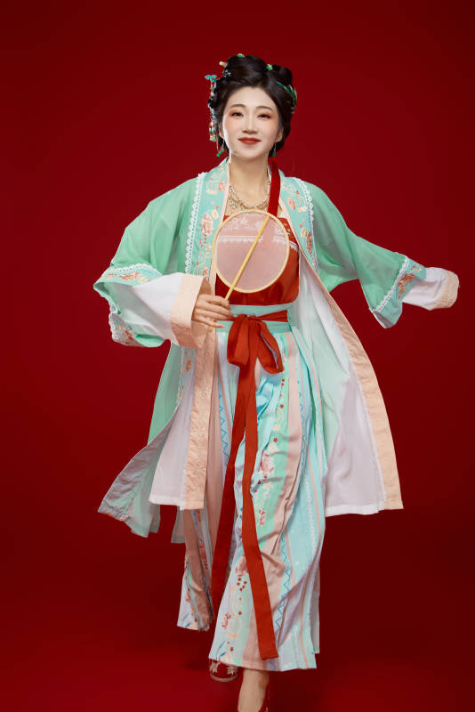 红色背景下穿着南北宋朝汉服的少女图片