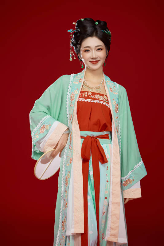 红色背景下穿着南北宋朝汉服的少女图片