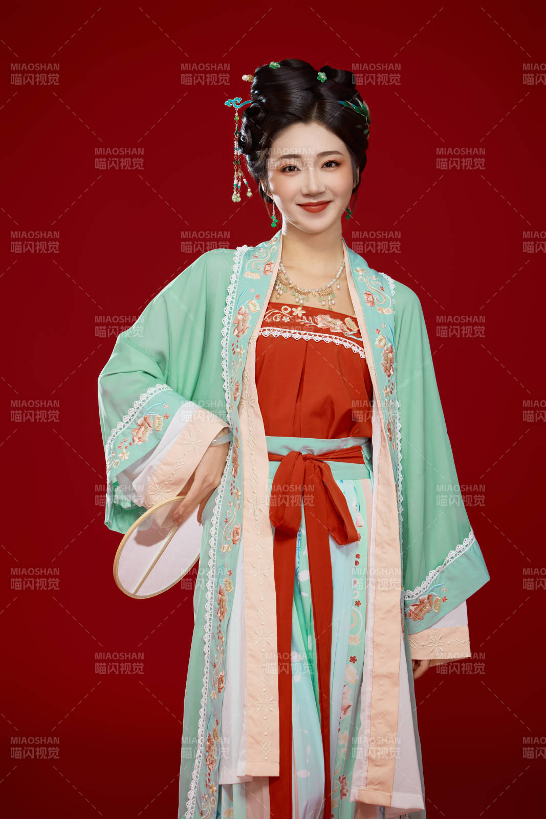 红色背景下穿着南北宋朝汉服的少女图片