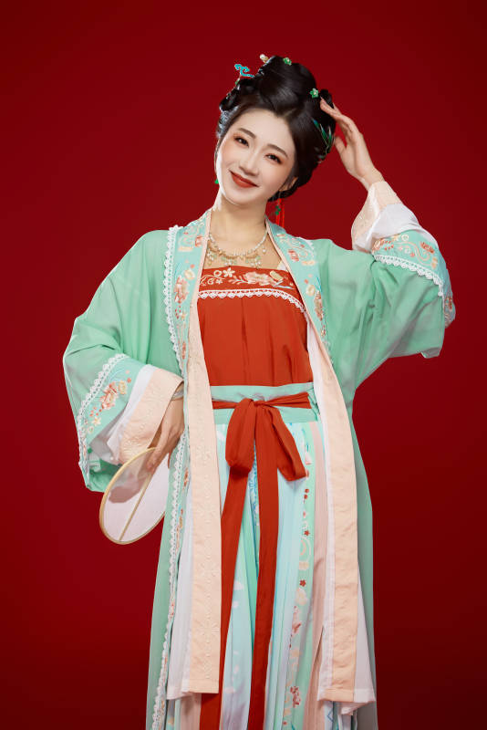 红色背景下穿着南北宋朝汉服的少女图片