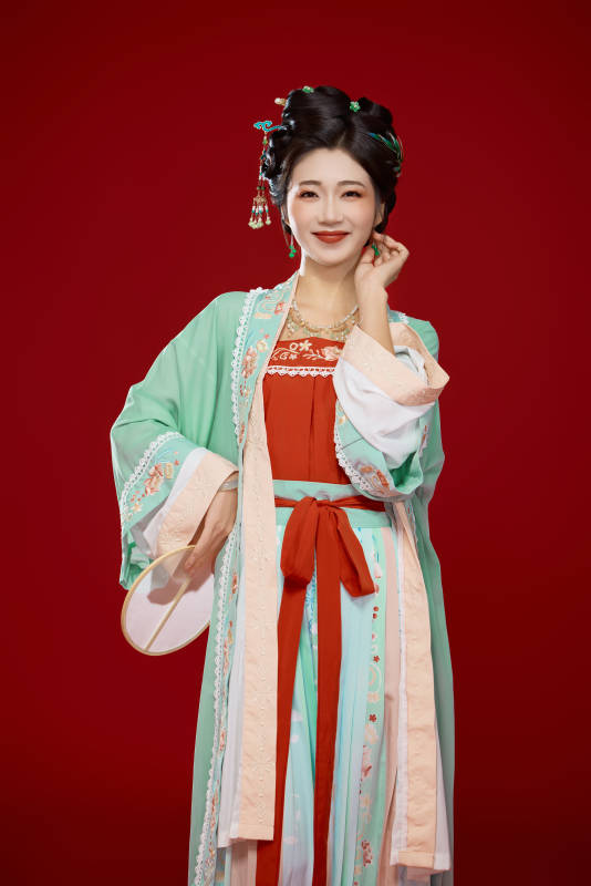 红色背景下穿着南北宋朝汉服的少女图片