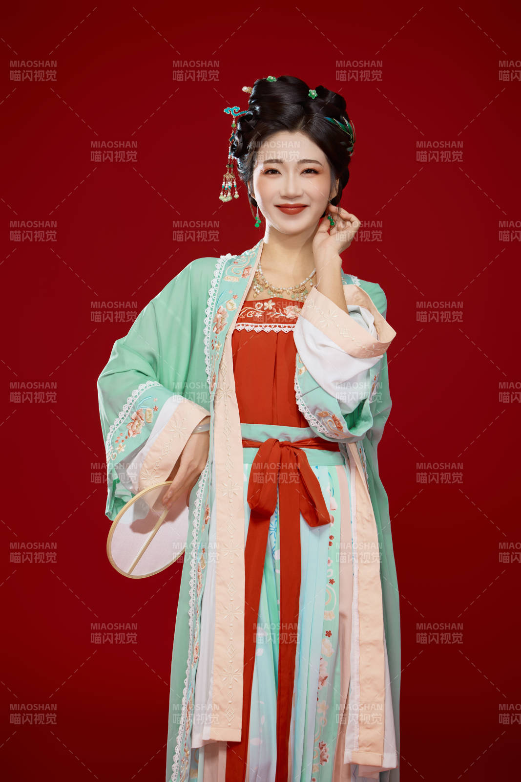 红色背景下穿着南北宋朝汉服的少女图片