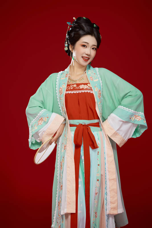 红色背景下穿着南北宋朝汉服的少女图片