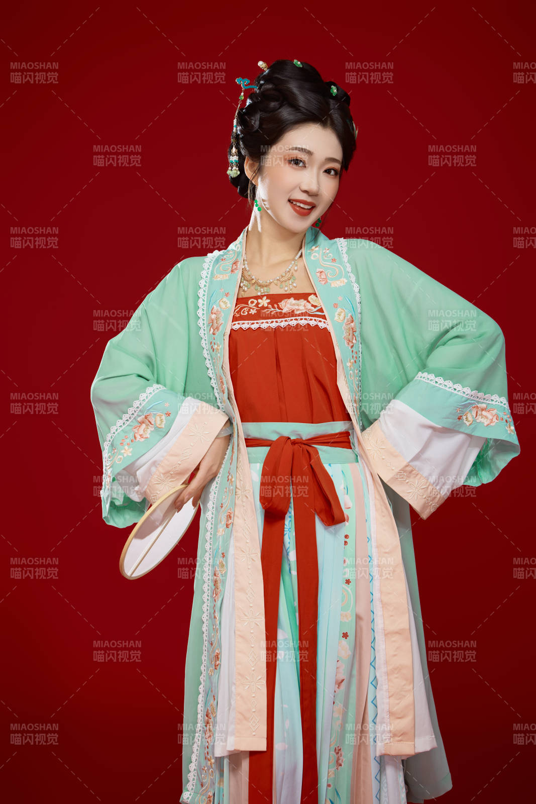红色背景下穿着南北宋朝汉服的少女图片