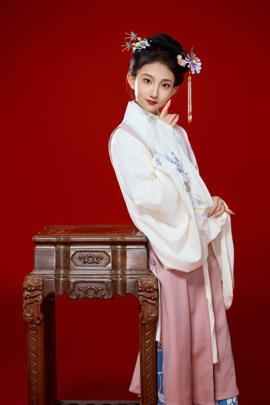 红色背景下穿着中国明朝明制汉服服饰的少女图片